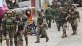 Binh sỹ Philippines điều tra tại hiện trường vụ đánh bom liều chết trên đảo Jolo ngày 28-6. Ảnh: AFP/TTXVN