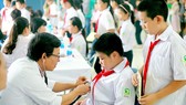 Bác sĩ khám bệnh cho học sinh trong vùng bị ảnh hưởng của vụ cháy Công ty Rạng Đông