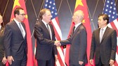 Phó Thủ tướng Trung Quốc Lưu Hạc bắt tay Đại diện thương mại Mỹ Robert Lighthizer  trong cuộc đàm phán tại Trung Quốc tháng 7 vừa qua
