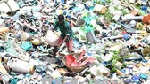 Công nhân làm việc tại nhà máy tái chế rác thải nhựa ở Agartala, thủ phủ bang Tripura, Ấn Độ. Ảnh: THX/TTXVN