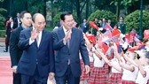 Thủ tướng Nguyễn Xuân Phúc và Thủ tướng Campuchia Samdech Hun Sen  với thiếu nhi Thủ đô Hà Nội tại lễ đón. Ảnh: TTXVN
