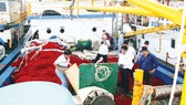 Tàu vỏ thép kém chất lượng ở Bình Định đã đẩy một số ngư dân vào cảnh khốn khó. Ảnh: NGỌC OAI
