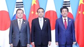 Từ trái sang: Tổng thống Hàn Quốc Moon Jae-in, Thủ tướng Trung Quốc Lý Khắc Cường và Thủ tướng Nhật Bản Shinzo Abe tại cuộc gặp ở Thành Đô, Trung Quốc ngày 24-12-2019. Ảnh: THX/TTXVN