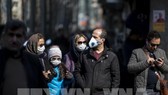 Người dân đeo khẩu trang để phòng tránh lây nhiễm COVID-19 tại Tehran, Iran, ngày 23/2/2020. Ảnh: THX/TTXVN