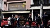 Cảnh sát Pháp phong tỏa hiện trường vụ tấn công bằng dao tại Romans-sur-Isere thuộc tỉnh Drome,  ngày 4-4-2020.. Ảnh: AFP/TTXVN