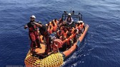 Người di cư được cứu trên Địa Trung Hải ngày 12-8-2019. Ảnh: AFP/TTXVN)