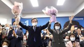Cựu Thủ tướng Hàn Quốc Lee Nak-yon (giữa, phía trước), ứng viên của Đảng Dân chủ đồng hành cầm quyền, mừng chiến thắng sau khi kết quả bầu cử Quốc hội khóa 21 được công bố. Ảnh: AFP/TTXVN