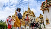 Du khách tham quan Hoàng cung ở Bangkok, Thái Lan. Ảnh: AFP/TTXVN