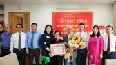 Trao Huy hiệu 70 năm tuổi Đảng cho GS Đặng Hữu và Nhạc sĩ Phạm Tuyên