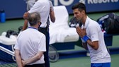 Djokovic xin lỗi trọng tài trong tuyệt vọng.