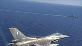 Máy bay chiến đấu F-16 và tàu chiến của Hải quân Hy Lạp tham gia tập trận ở Đông Địa Trung Hải ngày 24-8-2020. Ảnh: AFP/TTXVN