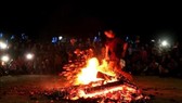 Những thanh niên người Dao Đỏ nhảy vào giữa đống lửa đang cháy bằng đôi chân trần trong sự ngạc nhiên của người xem. Ảnh: TTXVN