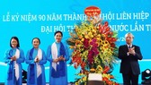 Thay mặt lãnh đạo Đảng, Nhà nước, đồng chí Trần Quốc Vượng, Ủy viên Bộ Chính trị, Thường trực Ban Bí thư, tặng lẵng hoa chúc mừng Hội LHPN Việt Nam