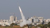 Tên lửa đánh chặn được phóng từ hệ thống phòng không Iron Dome tại thành phố Ashdod, Israel ngày 12/11/2019. Ảnh: AFP/TTXVN