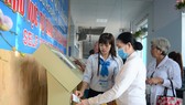 Người dân đăng ký khám  chữa bệnh tại Bệnh viện TP Thủ Đức