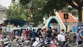 Tụ tập đông người tại điểm tiêm vaccine  Trường Mầm non Anh Đào (quận Gò Vấp)