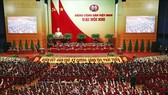Các đại biểu biểu quyết, thông qua Nghị quyết Đại hội XIII của Đảng tại Đại hội đại biểu toàn quốc lần thứ XIII Đảng Cộng sản Việt Nam. Ảnh: TTXVN