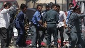 Chuyển người bị thương trong vụ nổ nghi là đánh bom liều chết bên ngoài sân bay quốc tế ở Kabul, Afghanistan ngày 26-8-2021. Ảnh: Aljazeera/TTXVN