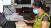 Bà Thuận đang xem lại nhật ký thời gian chiến đấu cùng Đội nữ pháo cối Xuân Lộc
