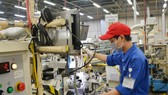 Công nhân làm việc trong ngày đầu thực hiện nới lỏng giãn cách xã hội tại Khu Công nghiệp Linh Trung 1 TP Hồ Chí Minh. Ảnh: TTXVN