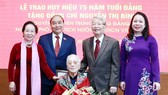 Chủ tịch nước Nguyễn Xuân Phúc cùng các đồng chí  lãnh đạo, nguyên lãnh đạo Đảng, Nhà nước  với đồng chí Nguyễn Thị Bình