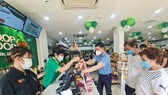 Khách mua hàng  tại Co.op Food Nguyễn Thái Học Premium