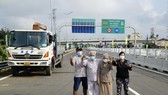 Người dân vui mừng khi chứng kiến  đường cao tốc Trung Lương - Mỹ Thuận thông xe. Ảnh: HOÀNG HÙNG