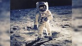 Bức ảnh chụp phi hành gia Buzz Aldrin đi trên Mặt trăng