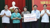 Ủy ban MTTQ Việt Nam TPHCM trao tặng 10 tỷ đồng  hỗ trợ người dân tỉnh Quảng Trị xây dựng nhà đại đoàn kết. Ảnh: NGUYỄN HOÀNG