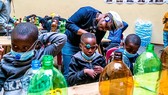 Giới trẻ châu Phi tích cực chống rác thải nhựa