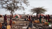 Người dân chờ lấy nước sinh hoạt tại một trại tị nạn ở Baidoa, Somalia. Ảnh: AFP/TTXVN