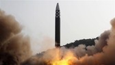 Vụ phóng thử tên lửa đạn đạo liên lục địa Hwasongpho-17 tại địa điểm không xác định ở Triều Tiên ngày 24-3. Ảnh: AFP/TTXVN