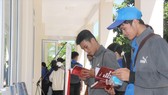 Tham khảo sách sau khi khai mạc triển lãm. Ảnh: TTXVN