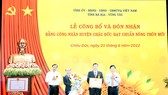 Phó Thủ tướng Thường trực Phạm Bình Minh trao bằng  công nhận huyện Châu Đức đạt chuẩn nông thôn mới Ảnh: TTXVN