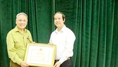 Bộ trưởng Nguyễn Kim Sơn tặng bằng khen, chúc mừng thành tích của ông Nguyễn Huy Kỳ