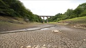 Lòng hồ khô nứt do hạn hán tại Edgworth, tây bắc nước Anh. Ảnh tư liệu: AFP/TTXVN