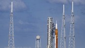 Tên lửa SLS, mang theo tàu thám hiểm Mặt Trăng thực hiện sứ mệnh Artemis I, được đặt vào bệ phóng tại Trung tâm Vũ trụ Kennedy, bang Florida, Mỹ. Ảnh: AFP/TTXVN