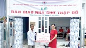 Công ty TNHH MTV XSKT Đồng Tháp trao Nhà Chữ thập đỏ tại huyện Hồng Ngự