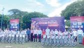 Đại diện Công ty TNHH MTV XSKT Bà Rịa - Vũng Tàu trao xe đạp cho trẻ em nghèo học giỏi