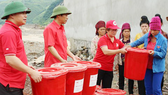Trao hàng cứu trợ của Hội Chữ thập đỏ Việt Nam cho người dân huyện Mường La (Sơn La) bị thiệt hại do mưa lũ