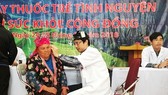 Bác sĩ trẻ tình nguyện khám bệnh cho bà con dân tộc ở Mường Nhé