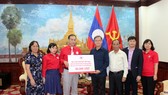Chữ thập đỏ Việt Nam trao 50.000 USD giúp người dân Lào bị ảnh hưởng vỡ đập thủy điện