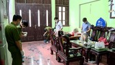 Lực lượng chức năng khám nghiệm hiện trường vụ sát hại 2 vợ chồng ở Hưng Yên