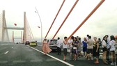 Cầu dây văng lớn nhất Việt Nam vừa thông xe đã xuất hiện vi phạm!