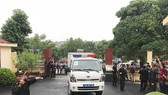 Đúng 7h30, xe đặc chủng dẫn giải 7 bị cáo  đang bị tạm giam tới tòa, trong đó có ông Phan Văn Vĩnh và Nguyễn Thanh Hóa