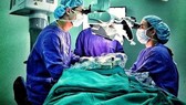 Phẫu thuật vi phẫu da đầu cho một bệnh nhân mất da đầu do tai nạn lao động