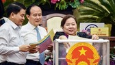 Bà Nguyễn Thị Bích Ngọc và các đại biểu bỏ phiếu tín nhiệm đối với 36 chức danh do HĐND TP Hà Nội bầu