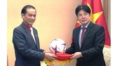 Quả bóng có chữa ký của toàn bộ cầu thủ đội tuyển quốc gia Việt Nam và thành viên Ban huấn luyện vô định AFF Cup 2018