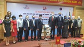 GS.TS Nguyễn Thanh Long và Ngài Đại sứ Hoa Kỳ tại Việt Nam Daniel J. Kritenbrink tại buổi lễ trao tặng 100 máy thở hiện đại của Hòa Kỳ