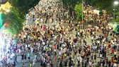 Phố đi bộ Hồ Gươm luôn đông nghịt người dân vào cuối tuần